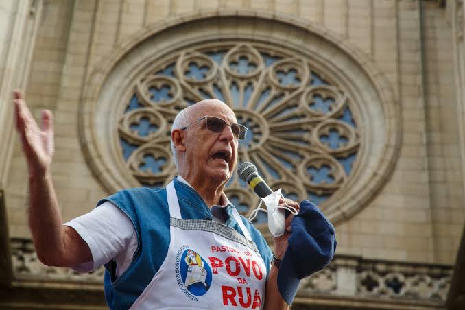 Alexandre de Moraes oferece apoio ao padre Julio Lancellotti, alvo de CPI