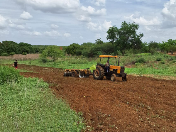 Prefeitura de Cajazeiras intensifica corte de terra gratuito nos sítios do município