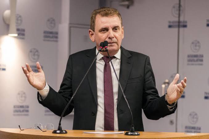 Deputado Chico Mendes é acusado de invadir estúdio de rádio em Cajazeiras e ameaçar profissional; vídeos