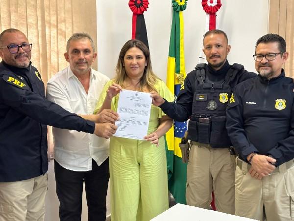 Prefeitura de Cajazeiras assina projeto de educação para o trânsito com a PRF