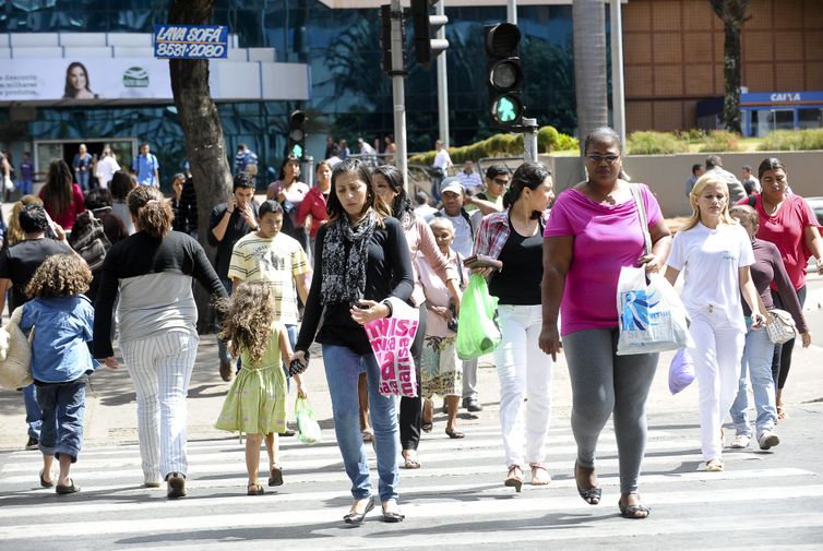 Taxa de desemprego fica em 7,6% no trimestre encerrado em janeiro
