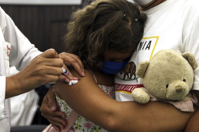 Cobertura vacinal completa contra covid em crianças não chega a 12%