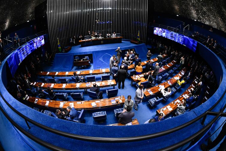 De pai para filho: homens e herdeiros políticos são maioria no Senado