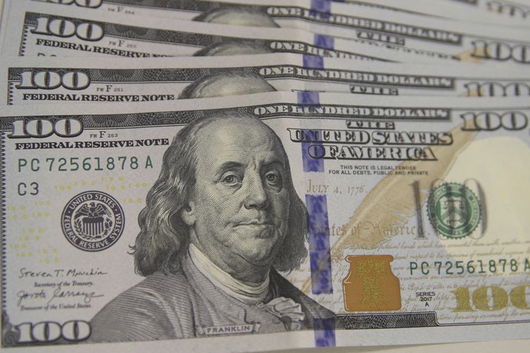 Dólar aproxima-se de R$ 5 com dados econômicos no Brasil e nos EUA