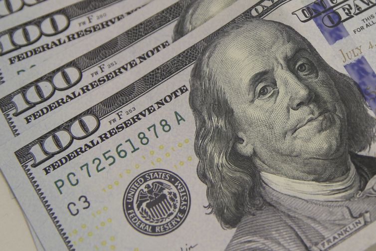 Dólar sobe para R$ 4,98 em dia de nervosismo no mercado