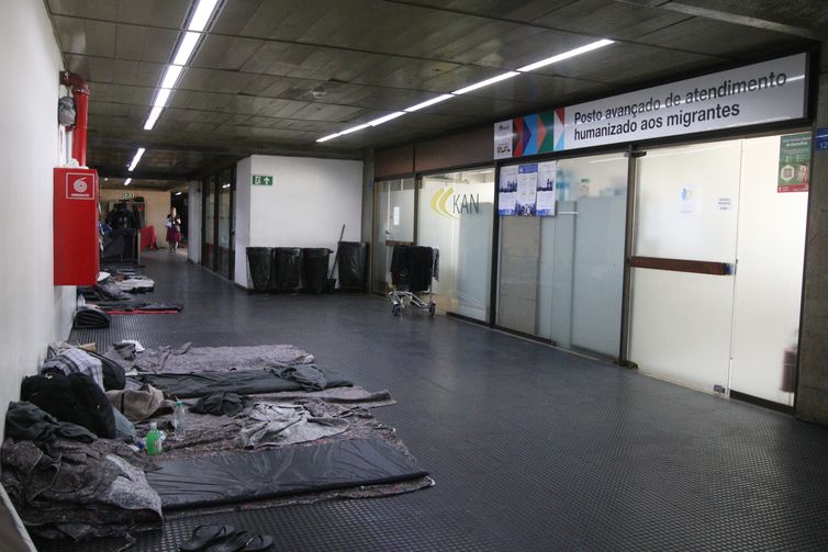 Em pleno Ramadã, afegãos continuam acampados no aeroporto de Guarulhos