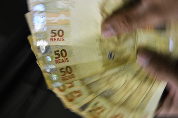 IBGE: inflação oficial sobe 0,83% em fevereiro