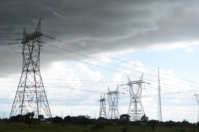 Leilão concede empreendimentos de transmissão de energia em 14 estados