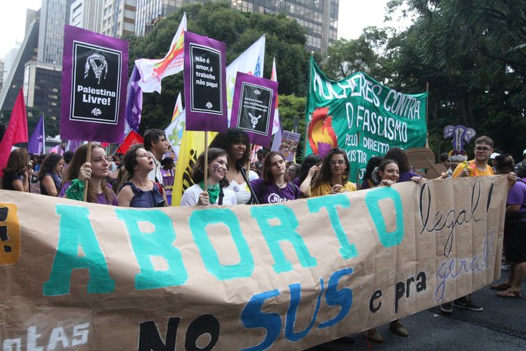 Na Paulista, marcha pede legalização do aborto e igualdade de gênero