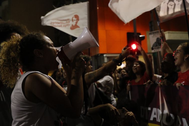 No Rio, mulheres marcham contra misoginia e desigualdades