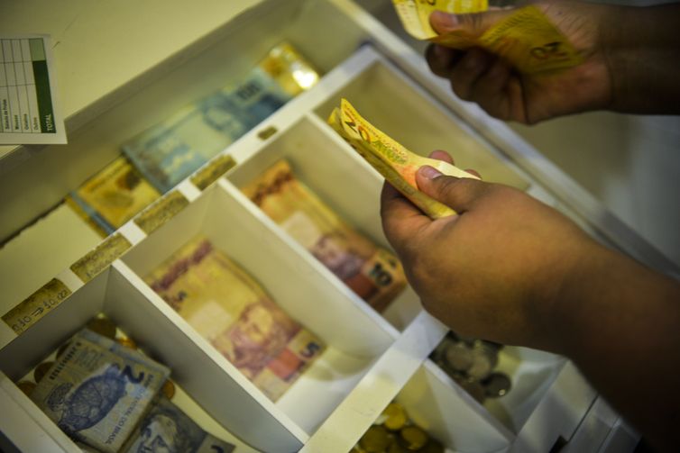 Trabalhadores nascidos em fevereiro recebem abono salarial nesta sexta