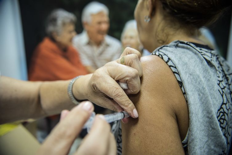 Vacinação contra a gripe começa nesta terça-feira no DF