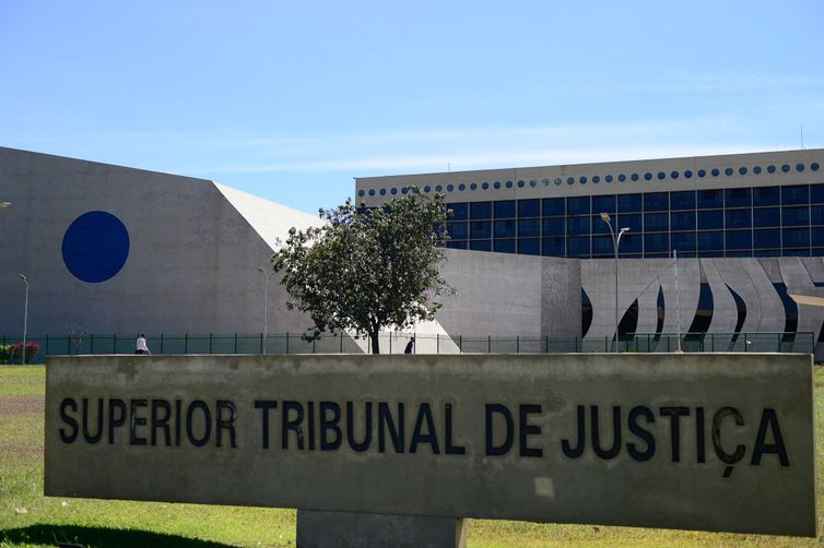 CNJ suspende norma que proíbe uso de cropped no STJ