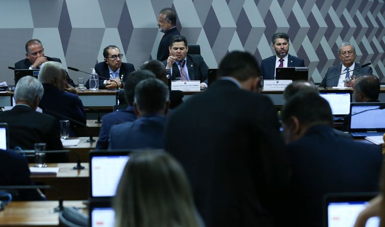 Comissão do Senado aprova aumento de salários de juízes e promotores 