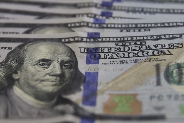 Dólar aproxima-se de R$ 5,19 com exterior e novas metas fiscais