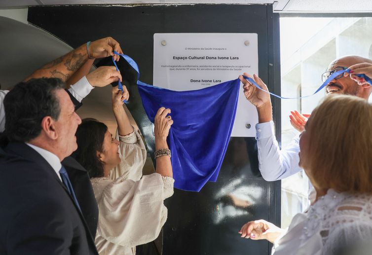 Exposição homenageia trajetória de mulheres na saúde