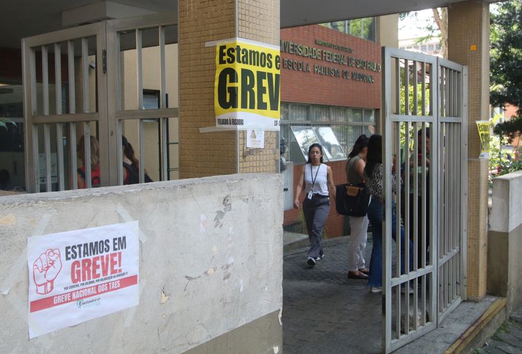 Governo propõe a servidores da educação reajuste de 9% em 2025