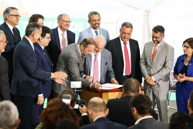 Lula assina MP que prevê redução de 3,5% a 5% na conta de luz