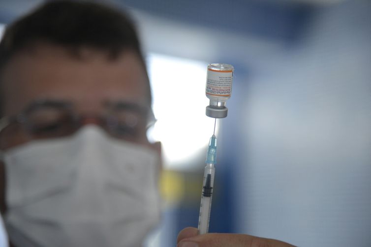 Novas vacinas contra covid-19 chegam na próxima semana