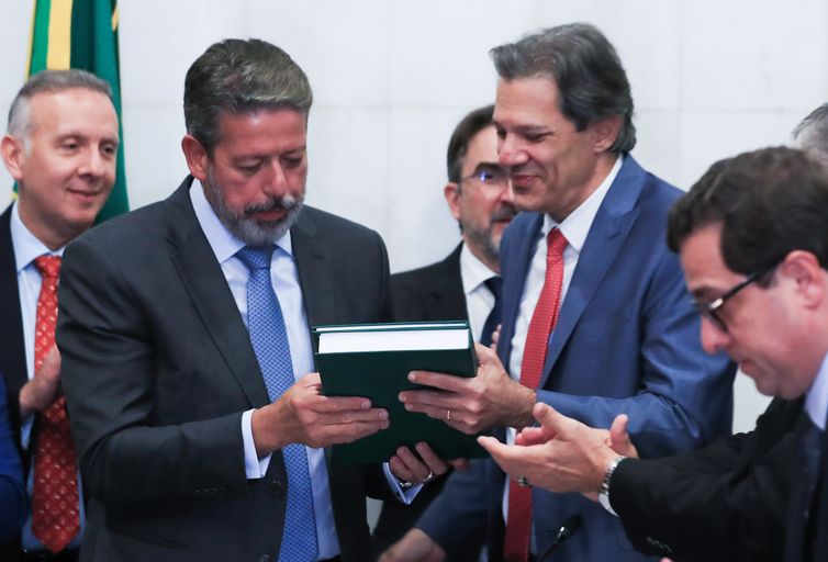 Regulamentação da reforma tributária prevê alíquota média de 26,5%