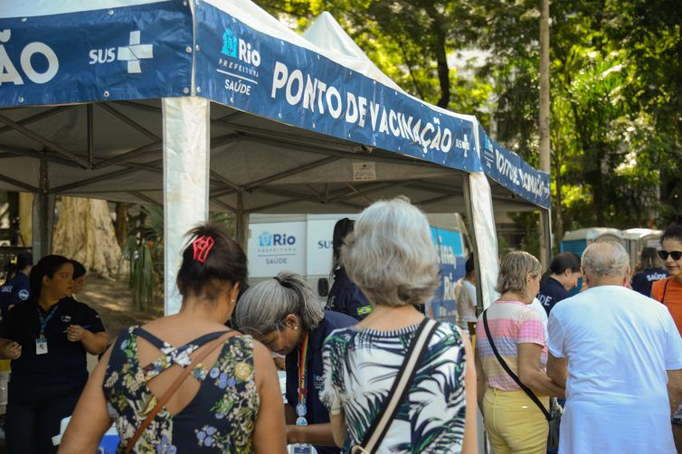 Rio espera vacinar 100 mil pessoas neste Dia D contra a Gripe
