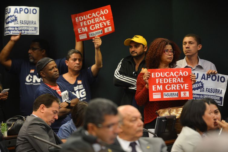 Servidores federais de educação param em 360 unidades de ensino