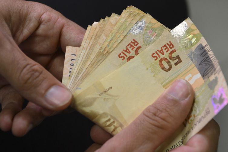 Brasileiros ainda não sacaram R$ 8,02 bilhões de valores a receber
