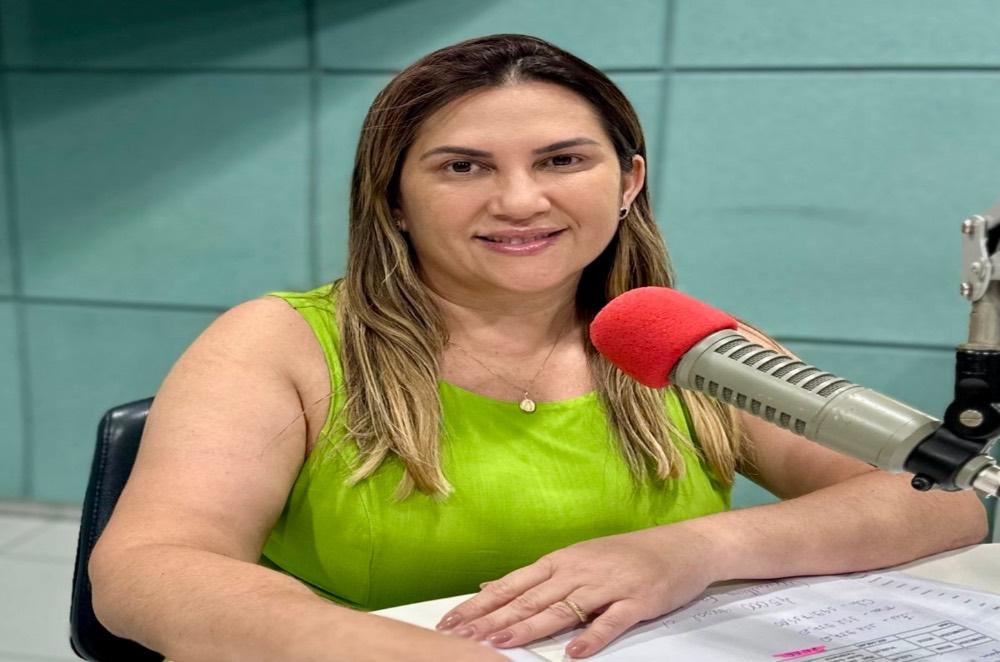 Corrinha apresenta documentos e confirma legalidade de seus vínculos como professora e questiona opositor com relação ao Sagres: “Ele ainda é deputado?”