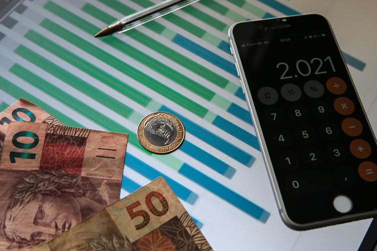 Mercado reduz projeção de inflação e prevê crescimento da economia