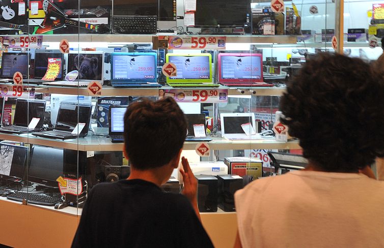 Vendas do comércio ficam estáveis em março, revela pesquisa do IBGE