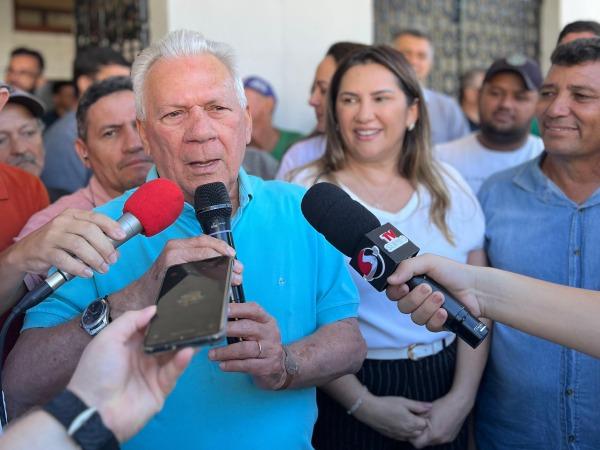 Zé Aldemir entrega novas máquinas pesadas para atenderem as demandas das Secretarias em Cajazeiras