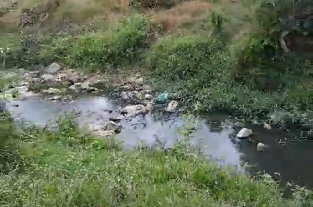 GRAVE: Popular denuncia que esgoto à céu aberto em São José de Piranhas, é despejado diretamente no açude de Boqueirão