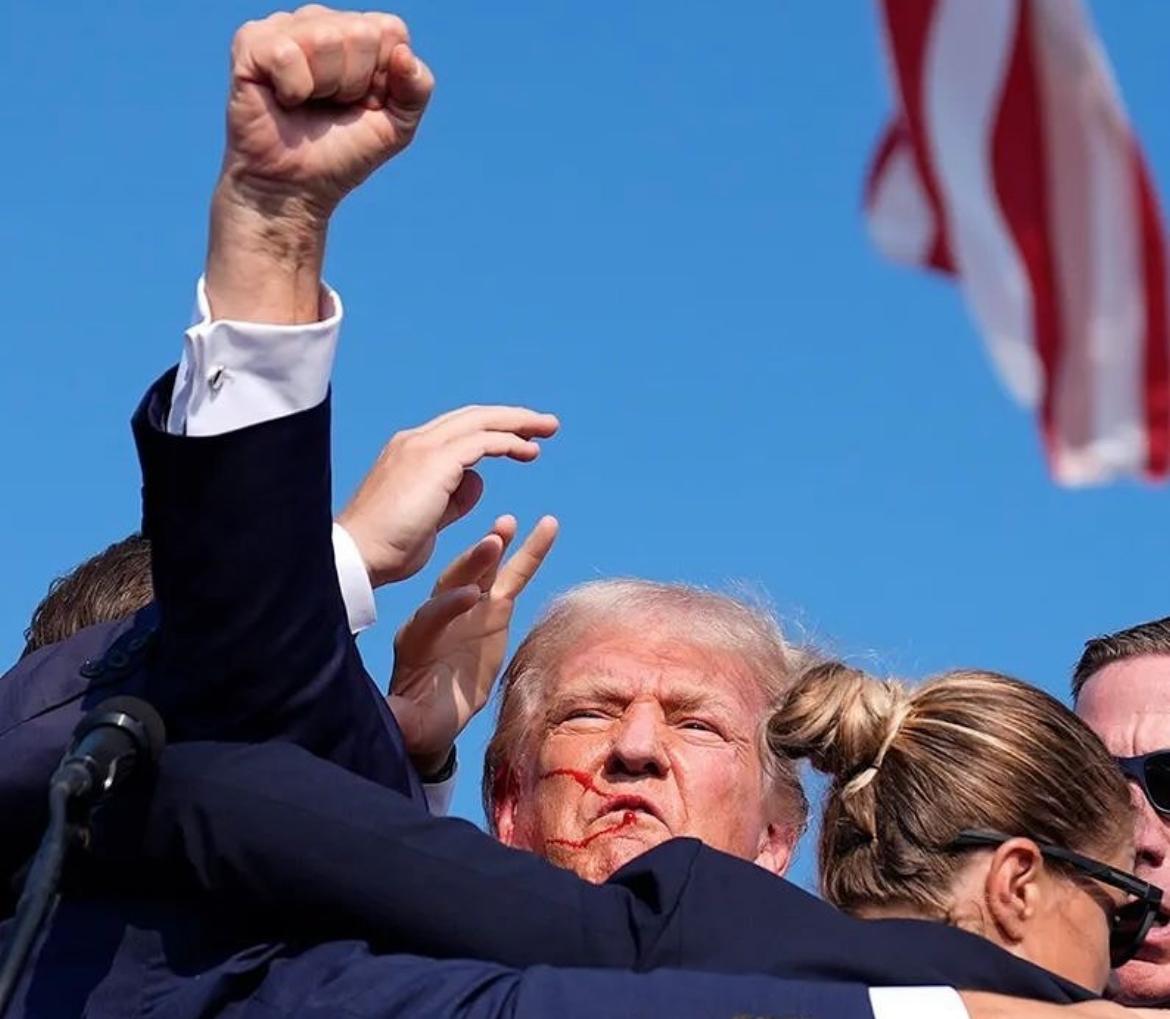 Trump ferido após atentando a tiros | Foto: reprodução/redes sociais