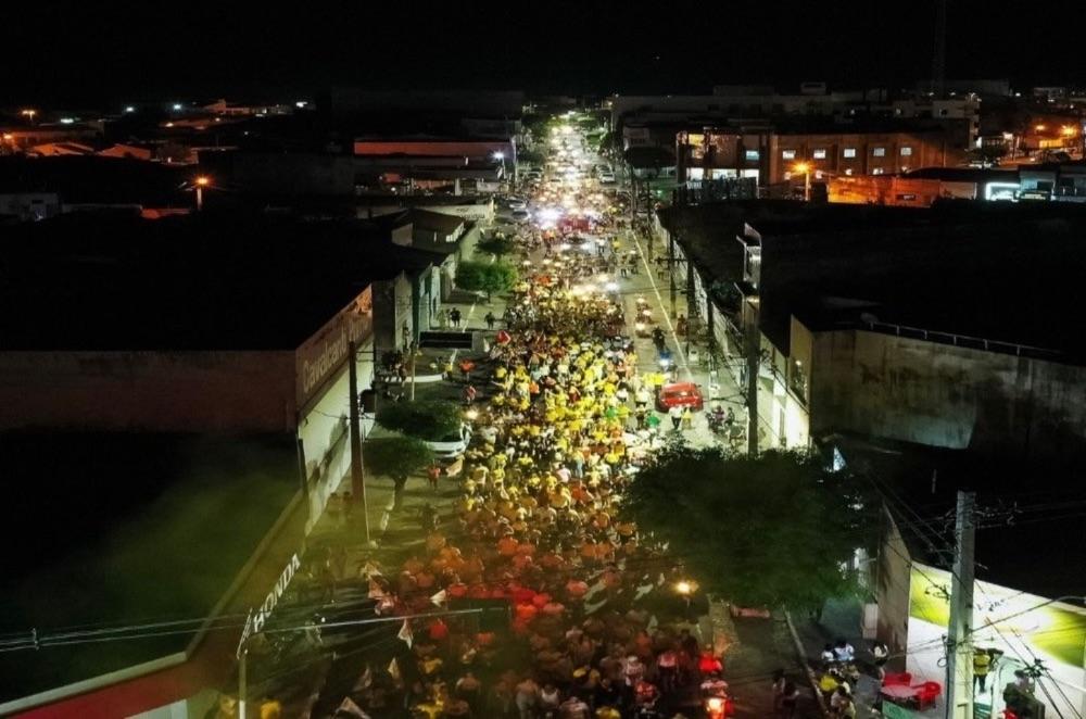 Dr. Pablo e Nil Mendes encerram campanha com grande passeata pelas ruas de Cajazeiras-PB