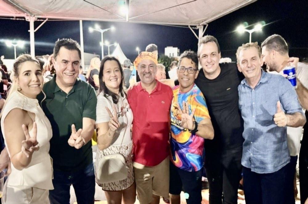 Em São João do Rio do Peixe no show de Bell Marques, Chico Mendes comemora aniversário da cidade, exalta avanços e investimentos