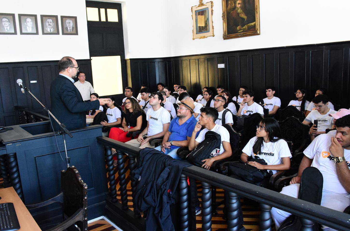 Estudantes do Jovem Aprendiz conhecem Palácio da Justiça e história do Poder Judiciário paraibano
