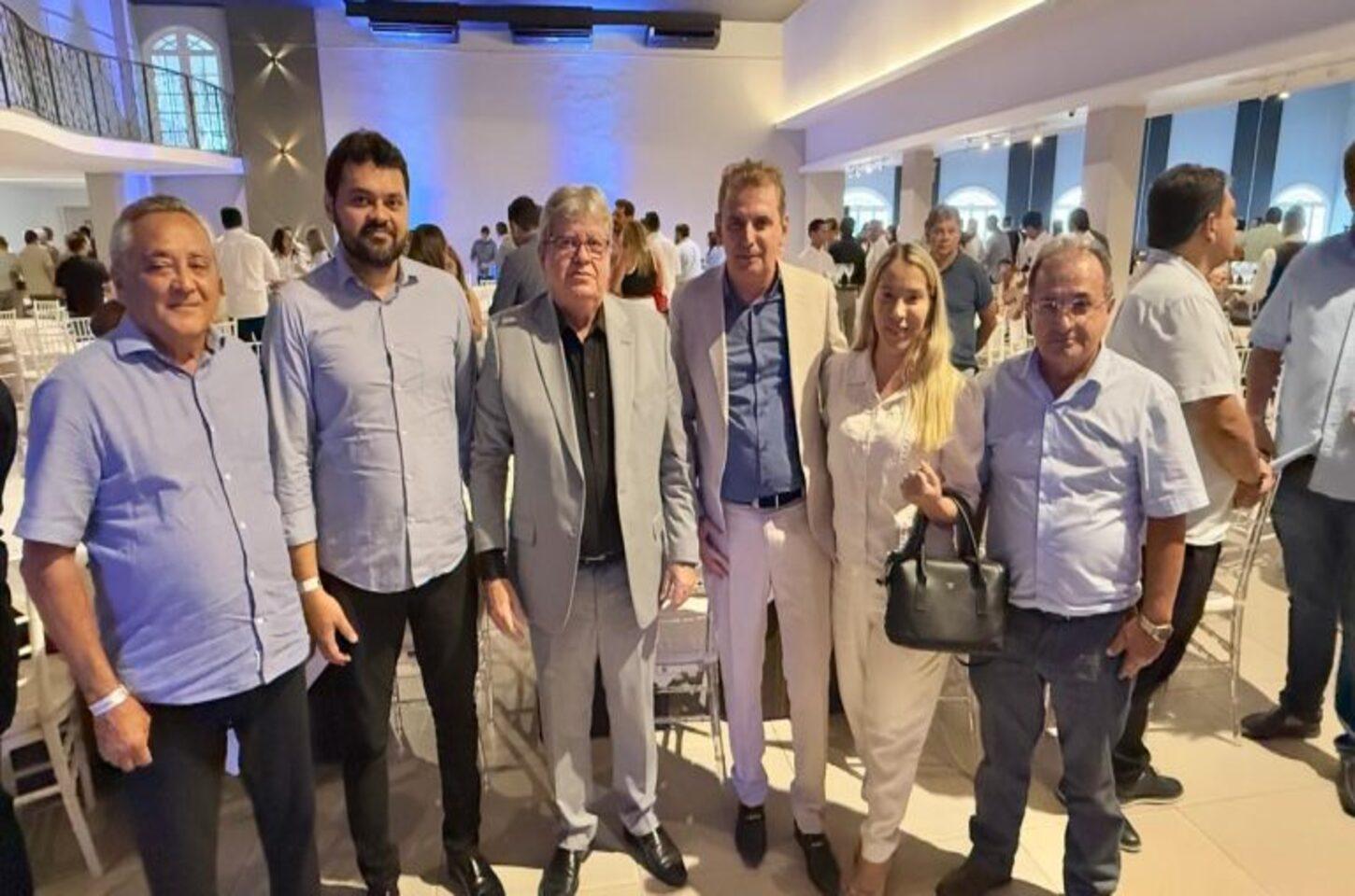 Ao lado do prefeito Alyson e lideranças locais, Chico Mendes comemora anúncio de pavimentação de estradas em Cachoeira dos Índios-PB