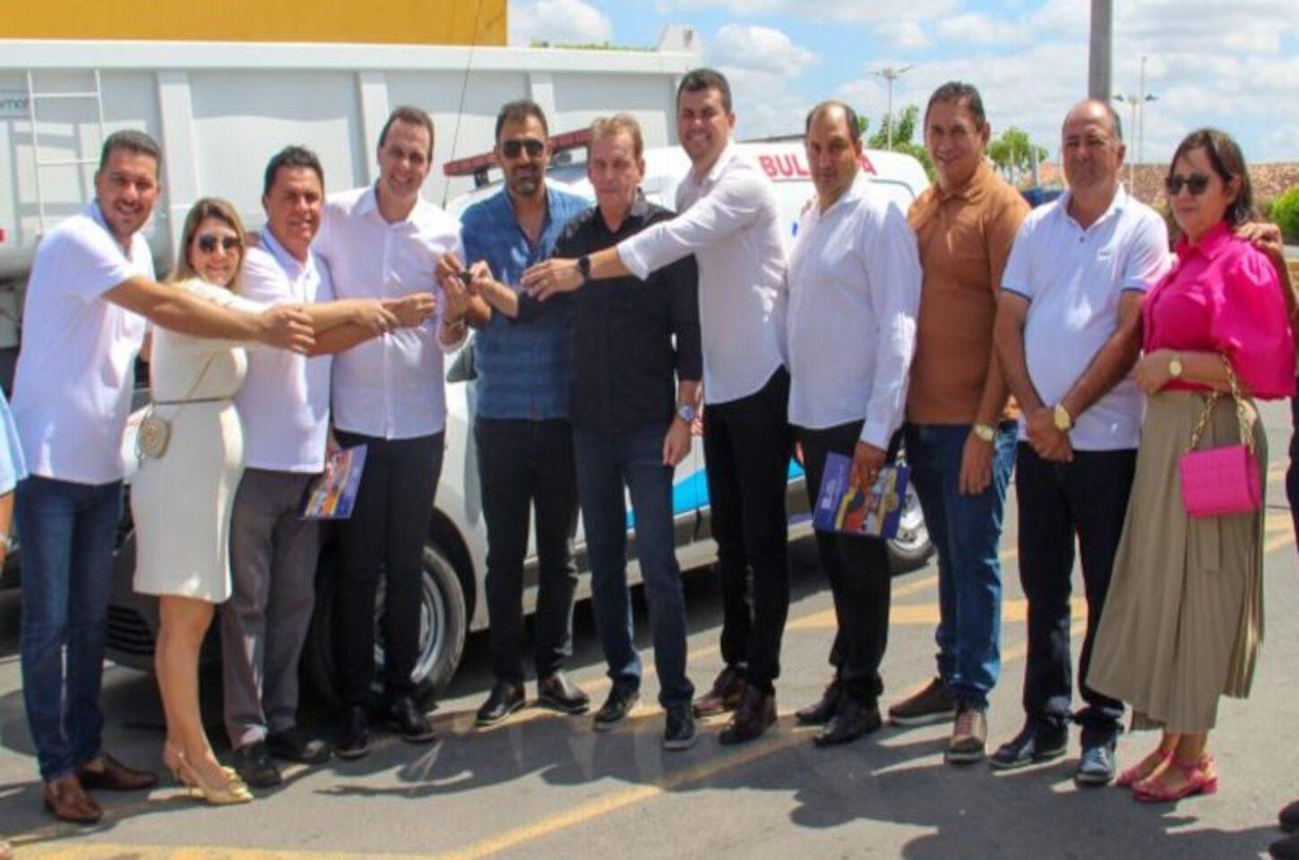Deputado Chico Mendes entrega ambulância que beneficiará comunidades de Triunfo-PB