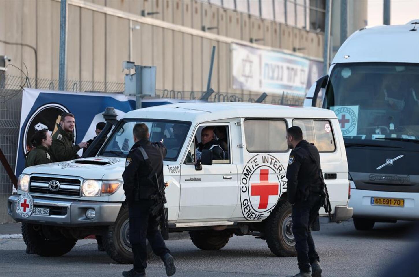 Hamas liberta primeiras 3 reféns previstas no acordo com Israel