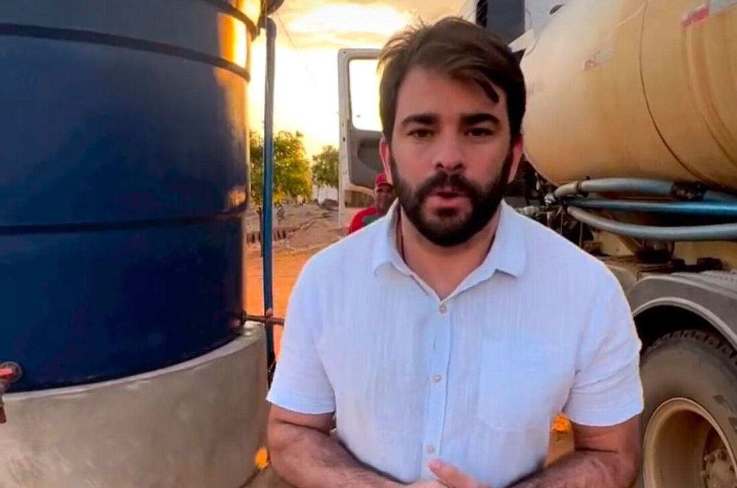 Prefeito na Paraíba nomeia pai, mãe e esposa como secretários