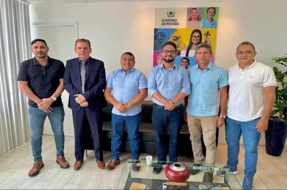 Paraíba: Prefeito Erivan Júlio e Deputado Chico Mendes Buscam Avanços para Salgadinho em Audiência com Secretário de Administração