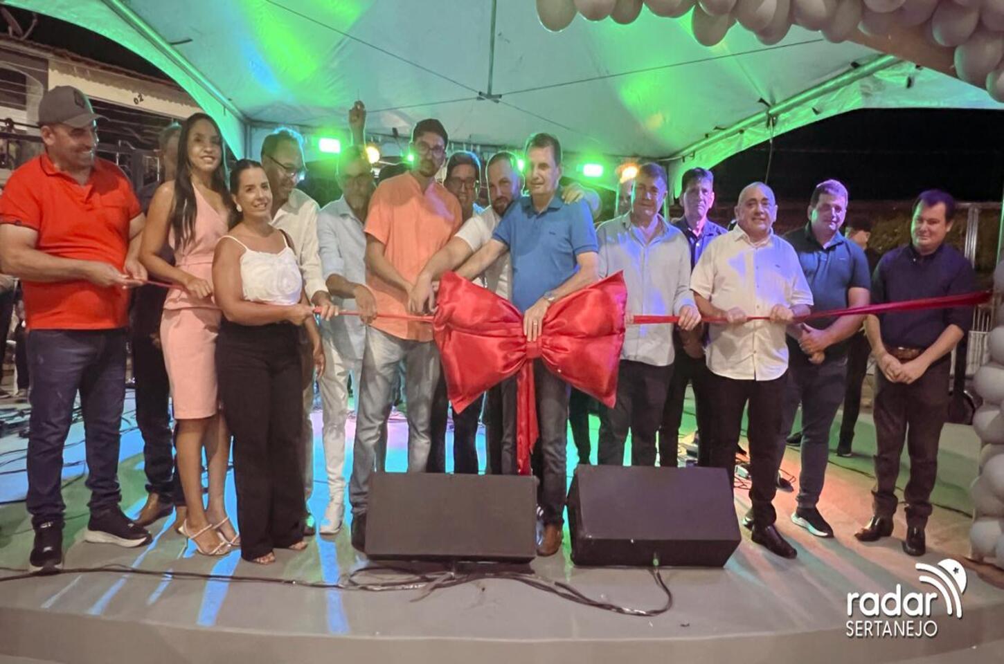 Ao lado de Chico Mendes, vereadores e lideranças, prefeito Iarley Pereira inaugura a Praça de Carrapateira, uma das mais modernas do Sertão Paraibano