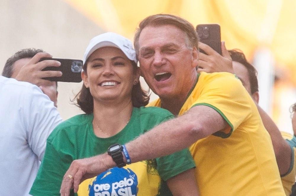 Bolsonaro e Michelle venceriam Lula no segundo turno, diz nova pesquisa
