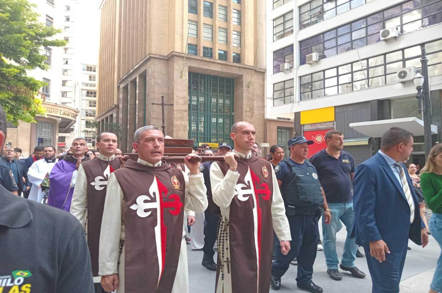 Cruz da primeira missa do Brasil chega a São Paulo em peregrinação pelo país