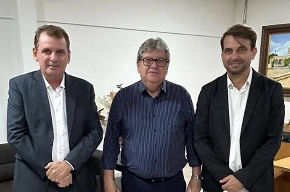Deputado Chico Mendes e Bal Lins comemoram abertura de licitação da estrada que ligará Bom Jesus a Engenheiro Ávidos, em Cajazeiras e a PB-384