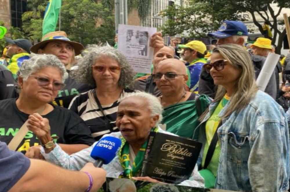 Irmã Ilda vai à Paulista com Bíblia em mãos e pede: “Anistia já!”