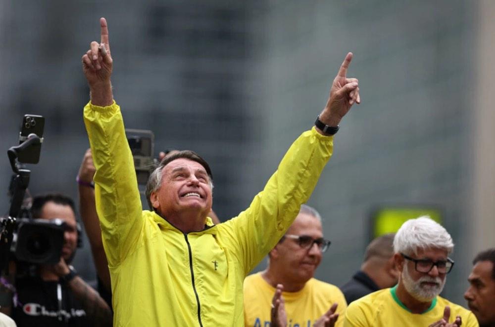 Jair Bolsonaro reage bem, deixa a UTI e vai para o quarto