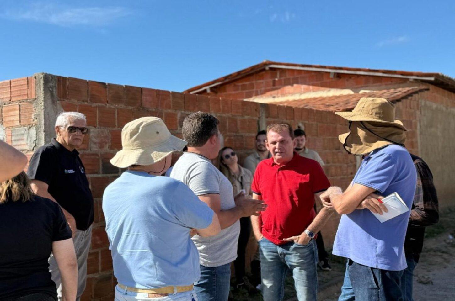 Deputado Chico Mendes ao lado do prefeito e integrantes do Banco Mundial e Cooperar discutem abastecimento de água na zona rural de São José da Lagoa Tapada-PB