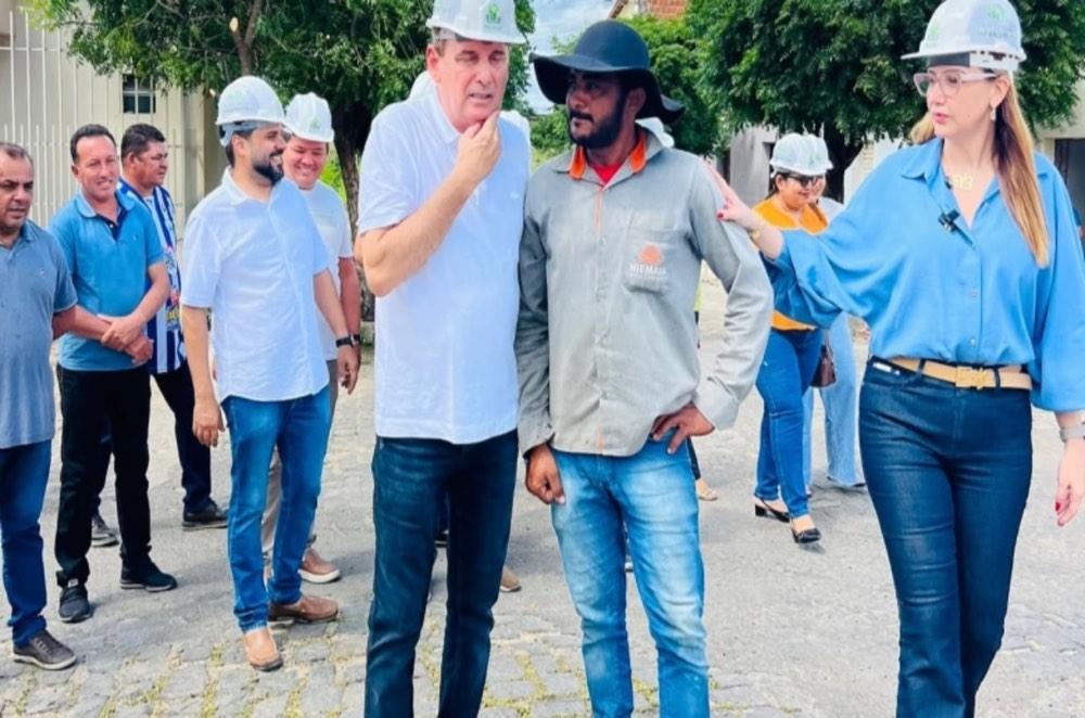 Ruas de Bom Jesus-PB são transformadas com obras de asfaltamento; prefeita Denise e deputado Chico Mendes inspecionam serviços