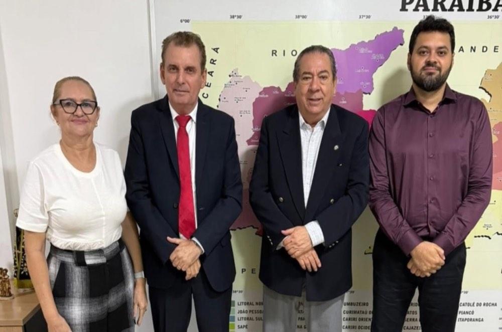 Ao lado de Chico Mendes, Prefeito Alyson Francisco se reúne com secretário de Estado e garante novos investimentos para Cachoeira dos Índios-PB